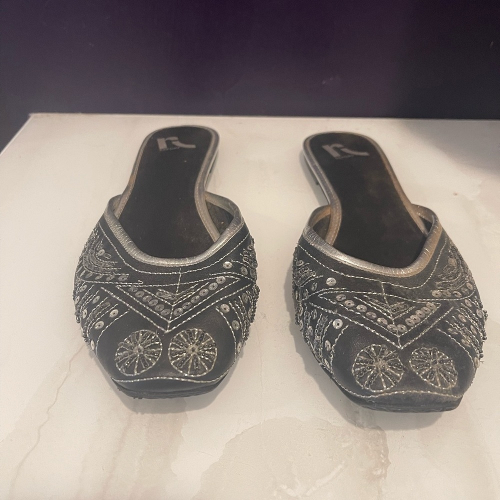 Report black and silver beaded slide